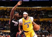 米兰体育app入口-湖人惨败热火，卫冕之路坎坷