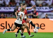 米兰APP下载-荷兰女足队员在比赛中破门得分