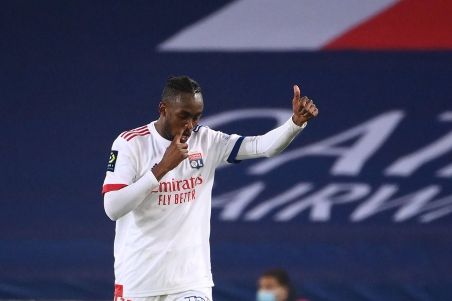 关于里昂客场失利，争冠形势日益困难的信息