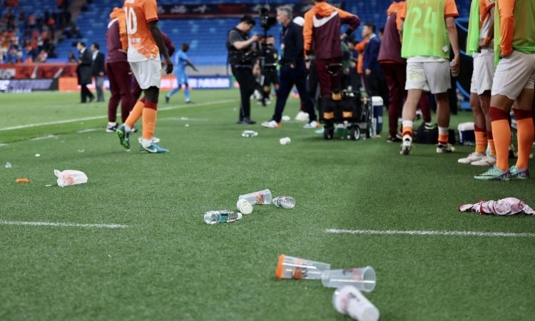 精彩比赛场面营造紧张氛围，球迷热情高涨的简单介绍