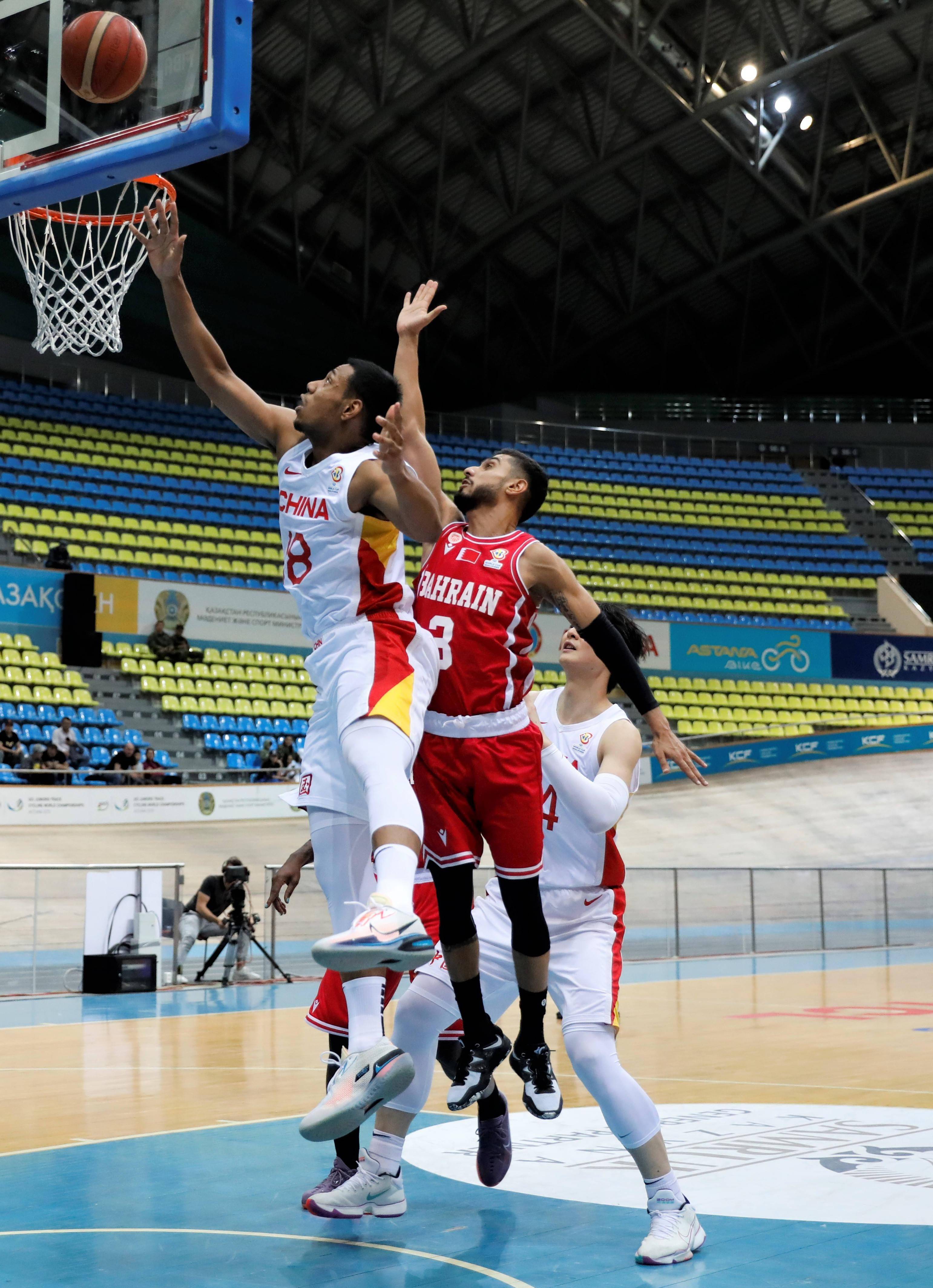 苏丹女足球员在比赛中展露实力 苏丹女足球员在比赛中展露实力