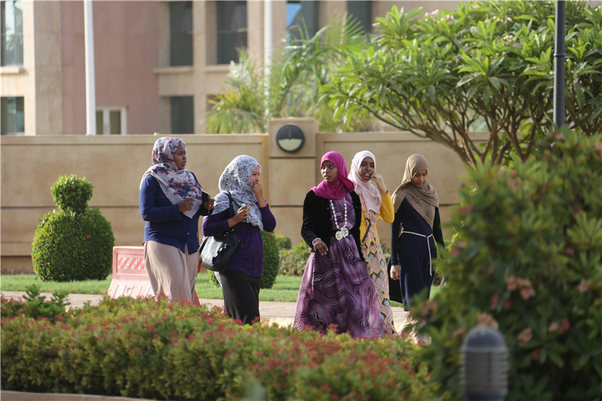 苏丹女足球员在比赛中展露实力 苏丹女足球员在比赛中展露实力