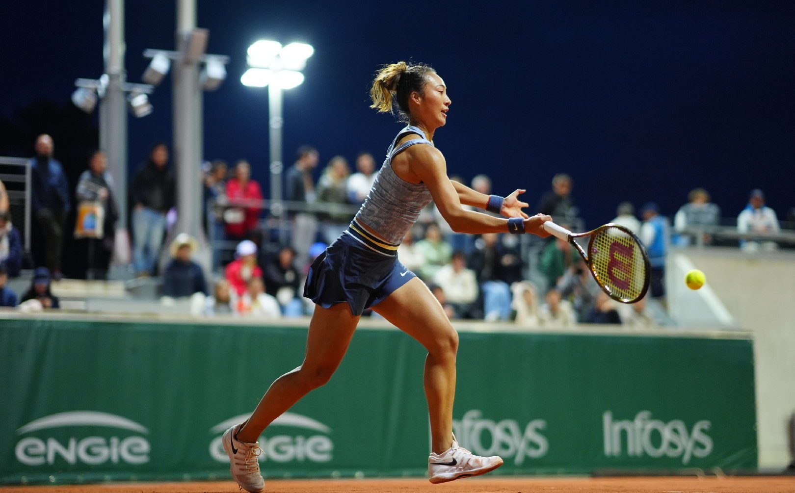 网红女足球员荷花赛场上表现出色