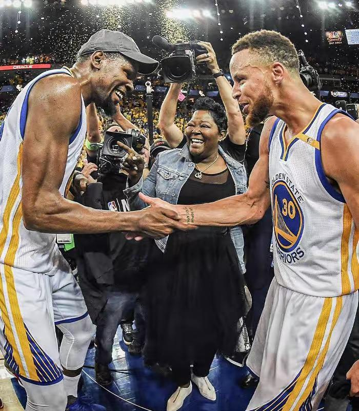 马刺队不敌灰熊,失去西部前四位置 马刺队不敌灰熊,失去西部前四位置