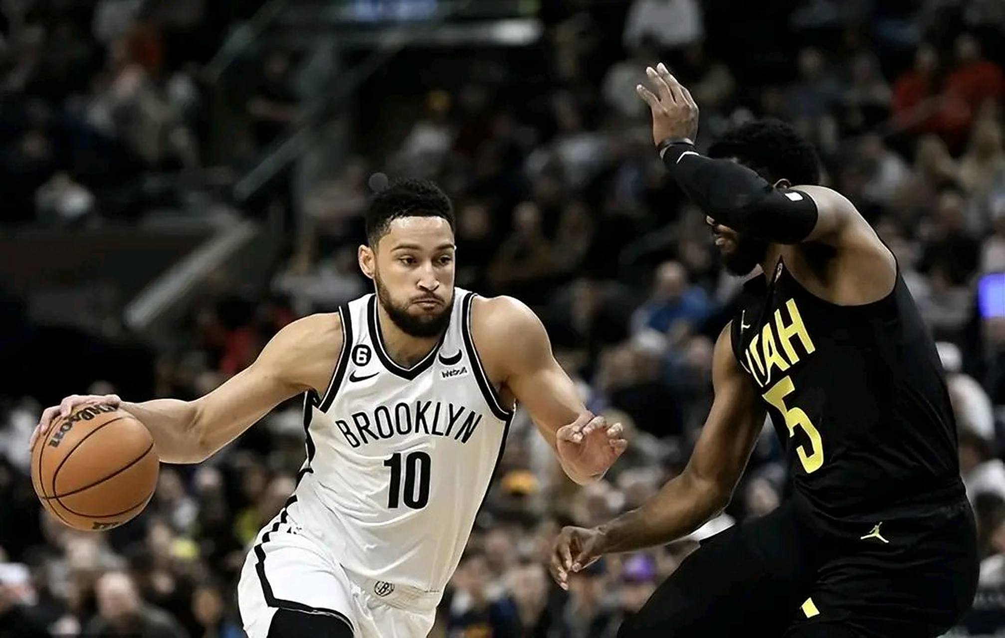 爵士客场惊险战胜篮网，继续保持不败