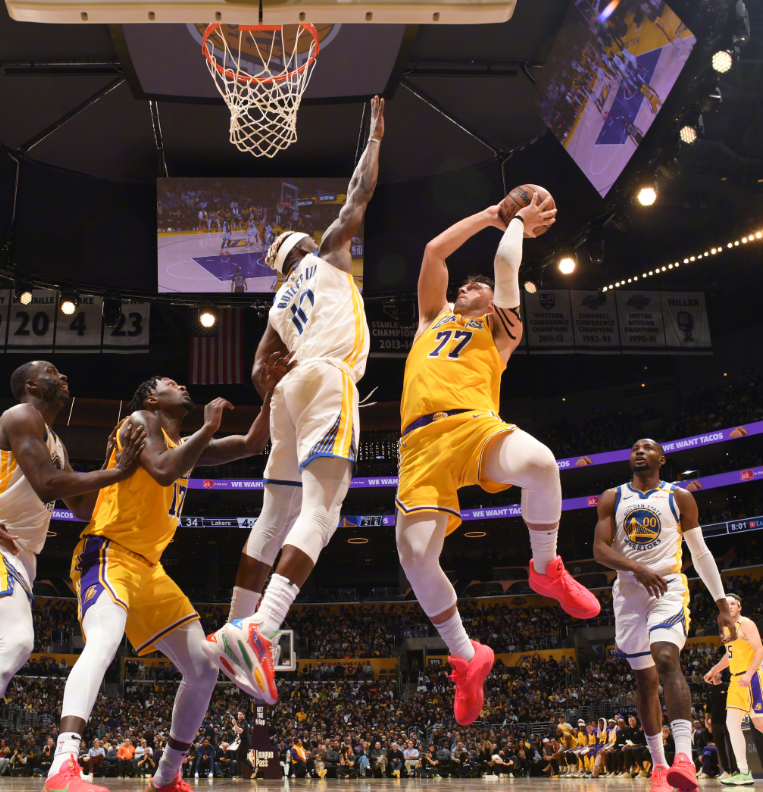 勇士战胜湖人,湖人不敌勇士 勇士战胜湖人,湖人不敌勇士